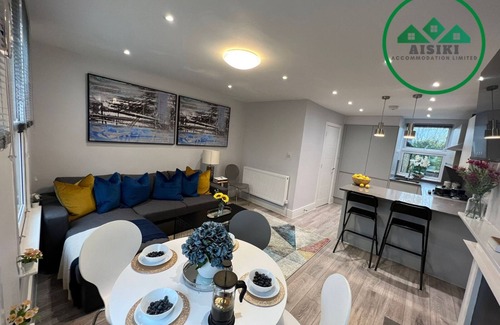 North Finchley Apartment | Stylish 2Bedroom/2Bathroom Pet Friendly Duplex Flat with FREE WIFI