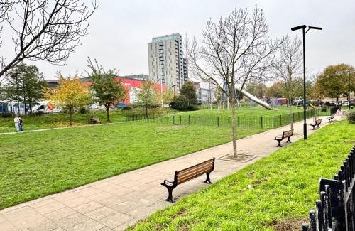 Bromley South Apartment | Stylish 2Bedrooms 2Baths, Balcony Views, Stratford, ABBA