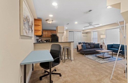 Old City Apartment | Stylish 2BR | 4 Beds | Old City Retreat Spot