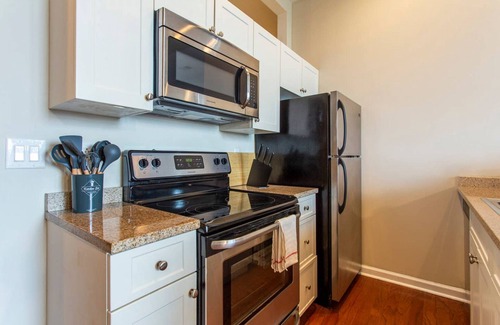 Newbold Condo | Stylish 2BR Apartment w Free onsite Parking, Gym, Full Kitchen