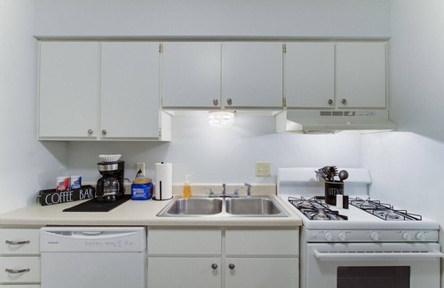 North Canton Apartment | Stylish 2BR Apt w/Parking, Near Airport