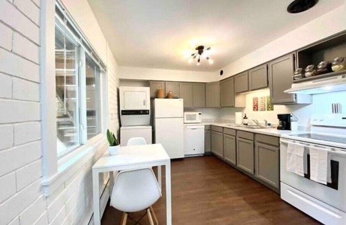 Water Hill House | Stylish 2BR in Historic WaterHill/Walk to Downtown & The Big House