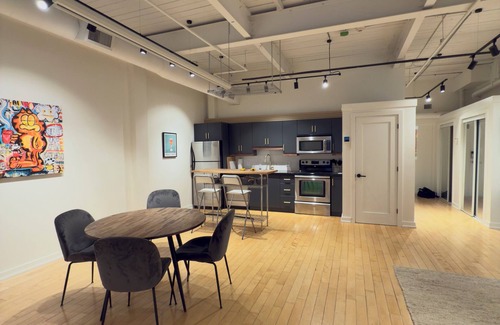 Riverdale Apartment | Stylish 2BR Industrial Loft in Trendy Leslieville – Walk to Shops & Dining