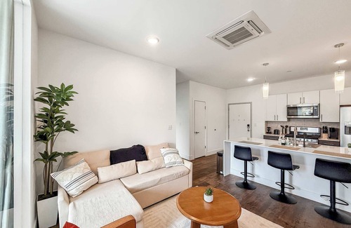 Olde Kensington Apartment | Stylish 2BR| Sleeps 6 | Trendy NoLibs Vibes