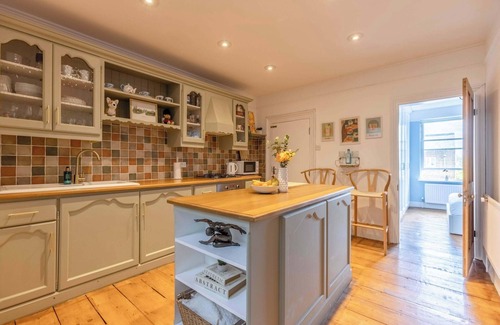 Windsor Apartment | Stylish 2BR Steps from Windsor Castle & High St