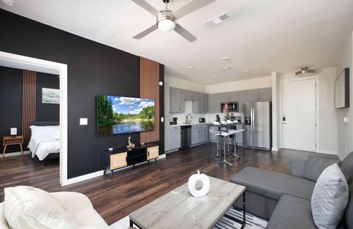 Southtown Apartment | Stylish 2BR w/Pkng Pool Gym -Near Rvrwalk & Dome
