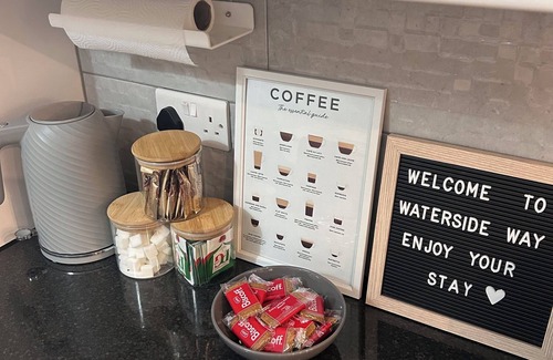 Winshill House | Stylish 3 Bed House Sleeps 5 Free Parking Wifi