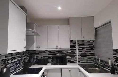 Swindon Apartment | Stylish 3 Bed, 2 bathrooms, sleeps 5, Pet-Friendly