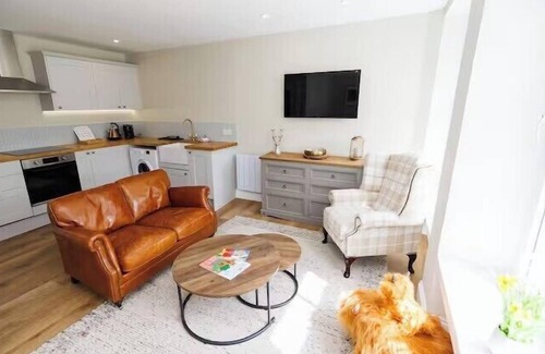 Dunfermline Apartment | Stylish 3-Bed Apartment in the Heritage Quarter