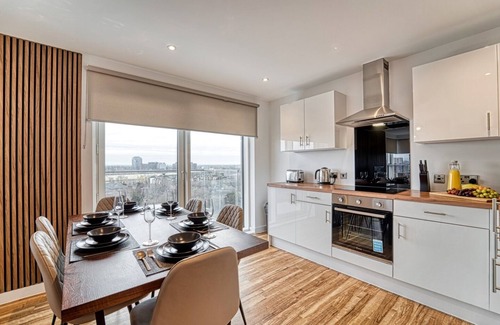 Trafford Apartment | Stylish 3-Bed Apt | By Old Trafford & Salford Quays