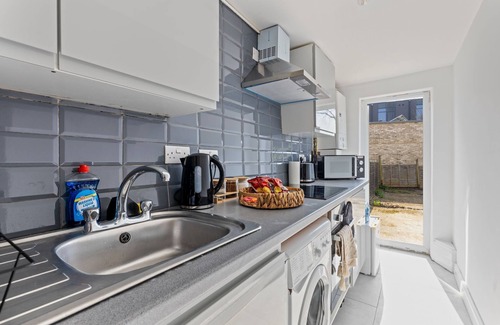 New Cross Apartment | Stylish 3-Bed Flat in Lewisham | Near Greenwich