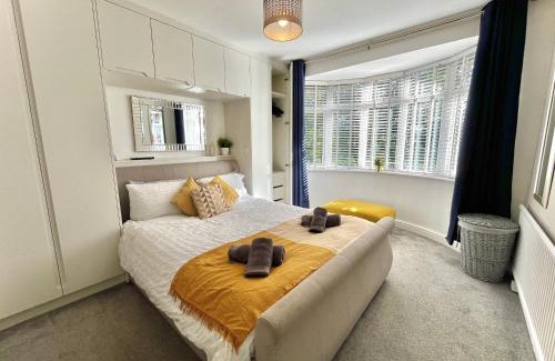 Prestwich House | Stylish 3-bed home in Prestwich with free parking