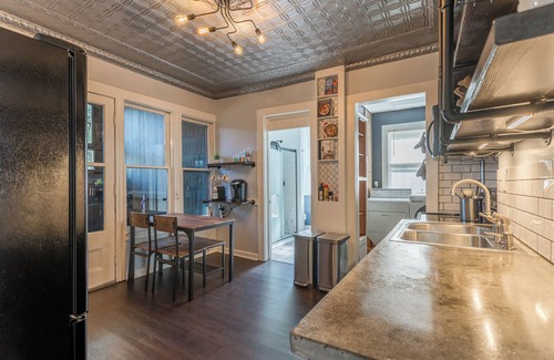 Downtown Rochester Apartment | Stylish 3 Bedroom W/AC ❄️, Mesh WiFi 🛜, Billiards 🎱 table, Games🎯🎮,parking