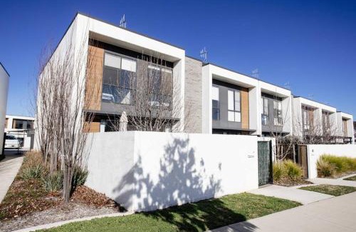 Moncrieff House | Stylish 3 BR Townhouse at Moncrieff Close To Playground