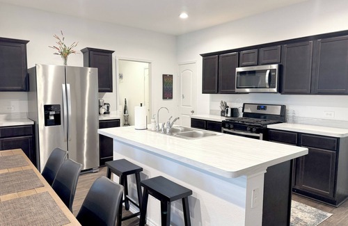 Montgomery County House | Stylish 3 King+1 Queen Fire Pit Pool Pets OK!