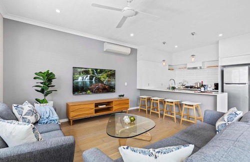 Camp Hill Apartment | Stylish 3BD Townhouse Camp Hill, Sleeps 8, Wifi, Parking