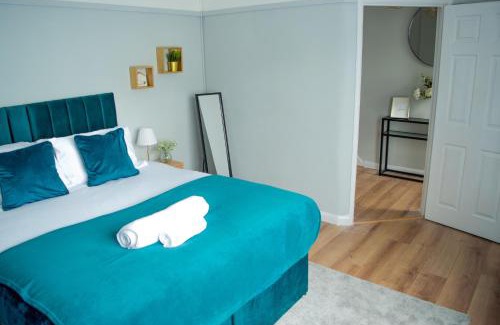 Ealing Common Apartment | Stylish 4-Bedroom Getaway Free Parking