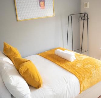 Ealing Common Apartment | Stylish 4-Bedroom Getaway Free Parking