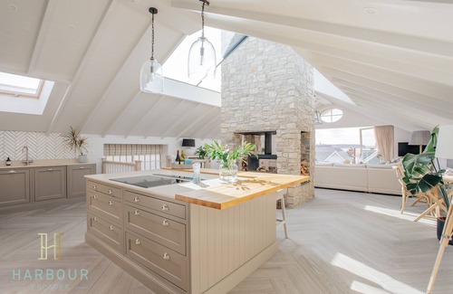 Canford Cliffs House | Stylish 4 bedroom House with Garden & Harbour View