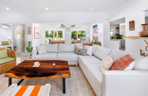 Malmok Villa | Stylish 4-Bedroom Seafront Getaway at Pelican Beach House by Bocobay