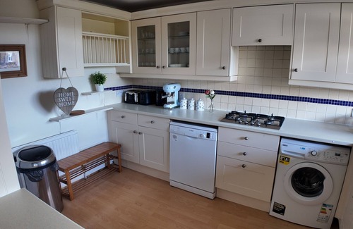 Thamesfield Apartment | Stylish 5BR/3BA Duplex in Prime London Zone 2 | Near River, Tube & Parks