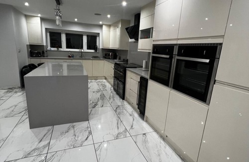 Rushmoor District House | Stylish 6-Bed Retreat with Parking and Jacuzzi