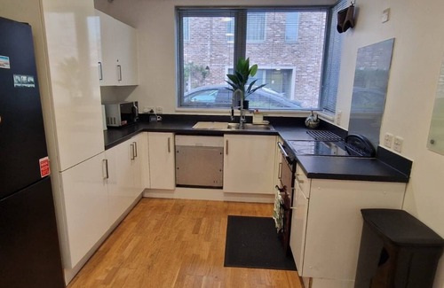 Barking House | Stylish and Cosy Family Friendly House - Shops, Parks & Quick City Links