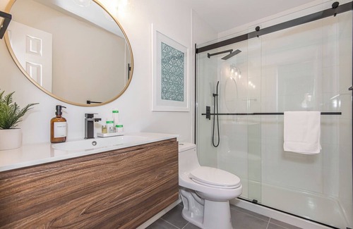 Crabtree Apartment | Stylish and Modern 2 Bedroom House Near Crabtree Valley Mall
