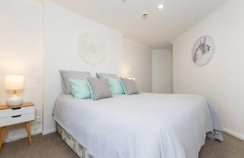 Mount Maunganui Apartment | Stylish and Spacious, Downtown Mount Maunganui