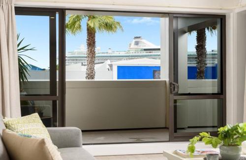 Mount Maunganui Apartment | Stylish and Spacious, Downtown Mount Maunganui
