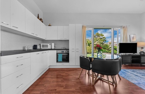Narrow Neck Apartment | Stylish and sun-filled one-bedroom apartment