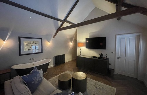 Bridgend Apartment | Stylish apartment above popular traditional village pub!