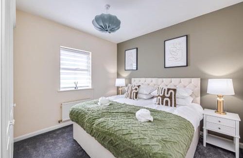 Hartwell Apartment | Stylish Apartment - 4 minutes to Town Centre - Private Parking, Self-Check-In, Fast Wifi and Smart TV by Yoko Property