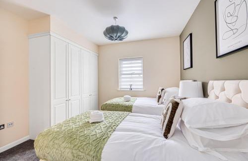 Hartwell Apartment | Stylish Apartment - 4 minutes to Town Centre - Private Parking, Self-Check-In, Fast Wifi and Smart TV by Yoko Property