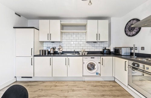 Healey Lane Apartment | Stylish Apartment in Dewsbury with Parking