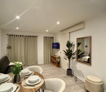 Wimbledon Park Apartment | Stylish Apartment In Wimbledon - Free Underground Parking - Sleeps 5