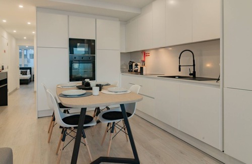 Paco De Arcos Apartment | Stylish Apartment W/River View by LovelyStay