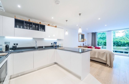 Weybridge Apartment | Stylish apartment with parking| Pass the Keys