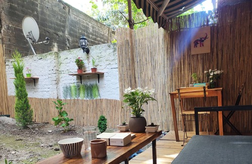 Bahcelievler Apartment | Stylish Apartment with Backyard in Merter