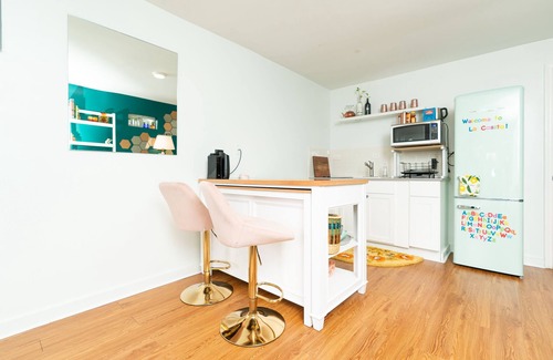 St. Edwards Apartment | Stylish, artsy gem. Walk to Iconic South Congress