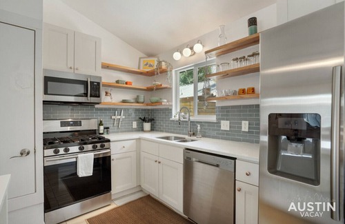 North University Apartment | Stylish Austin Retreat w/Luxurious King Bed + W/D