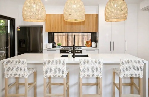 Bokarina House | Stylish, Beachside 4 b/r Dream Home - 8 guests ZD7