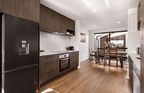Addington Apartment | Stylish Brand New Sunny 3Bdrm 3Bth garage sleeps 6