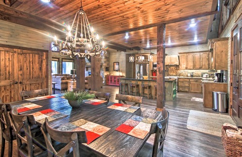 Hochatown Cottage | Stylish Broken Bow Cabin w/Hot Tub + Fire Pit!