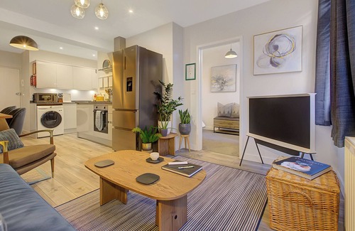 Rushmoor District Apartment | Stylish, business traveller friendly by Exhibition Centre free parking & Netflix