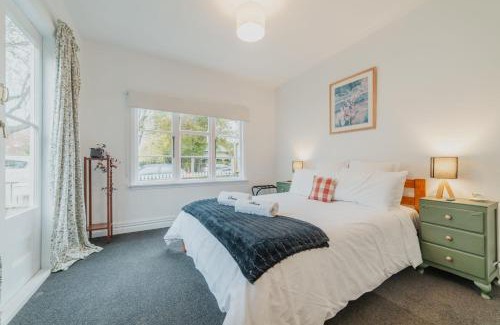 Christchurch City Centre House | Stylish Central Cottage - Modern Heating & Parking