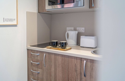Wolverhampton Apartment | Stylish Charming Central Studio Apartment w/Parking