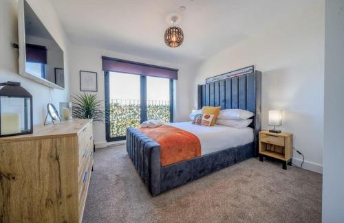 Vauxhall Apartment | Stylish City Apartment with Juliette Balcony, Retro Games & Fast WiFi