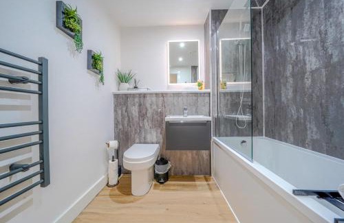Vauxhall Apartment | Stylish City Apartment with Juliette Balcony, Retro Games & Fast WiFi