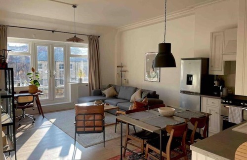 Liverpool City Centre Apartment | Stylish city-centre apartment with balcony